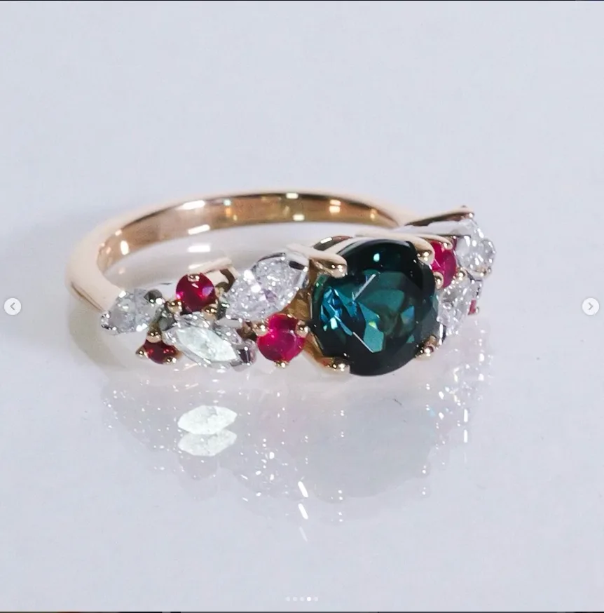 Bague Bandeau, saphirs et rubis sur mesure — Garnier Joaillier Paris